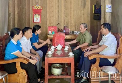 Cán bộ MTTQ xã Trung Sơn thăm hỏi, tặng quà gia đình chính sách, góp phần thắt chặt tình đoàn kết trong cộng đồng.
