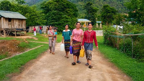 Người dân vùng cao vẫn vất vả với việc lấy nước hằng ngày - Ảnh: N.B