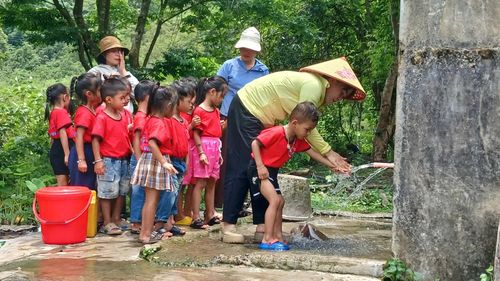 Sử dụng nước không rõ nguồn gốc luôn là nỗi trăn trở của cô trò vùng cao - Ảnh: N.B