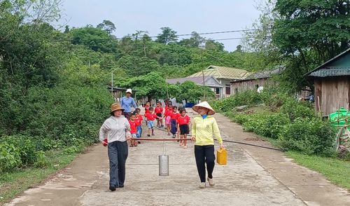 Cô trò điểm trường Trăng Tà Puồng mang nước về trường phục vụ sinh hoạt - Ảnh: N.B