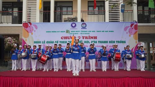 Phần biểu diễn hòa thanh kèn trống Đội sôi nổi, đồng đều và hào hùng do các em đội viên thực hiện - Ảnh: H.T