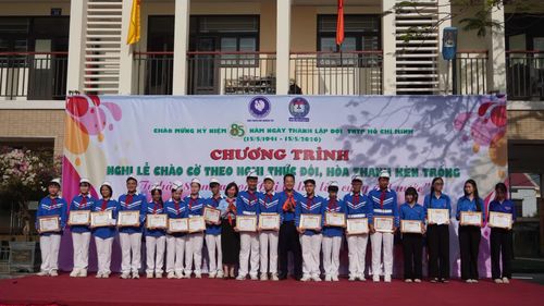 Ban Tổ chức trao giấy khen và phần thưởng cho học sinh có nhiều đóng góp xuất sắc trong các hoạt động của Nhà Thiếu nhi tỉnh năm 2026 - Ảnh: H.T