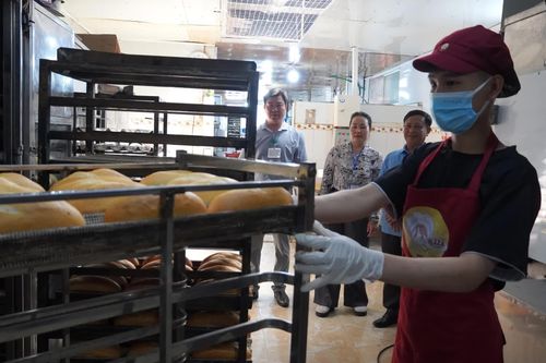 Cơ sở sản xuất bánh trên đường Trần Hưng Đạo cơ bản bảo đảm về sinh an toàn thực phẩm - Ảnh: H.Tr