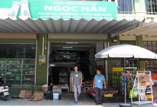 Đoàn kiểm tra liên ngành phường Đồng Hới kiểm tra cơ sở kinh doanh trên địa bàn - Ảnh: H.Tr