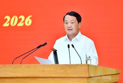 Đồng chí Bí thư Tỉnh ủy Hầu A Lềnh phát biểu tại hội nghị.