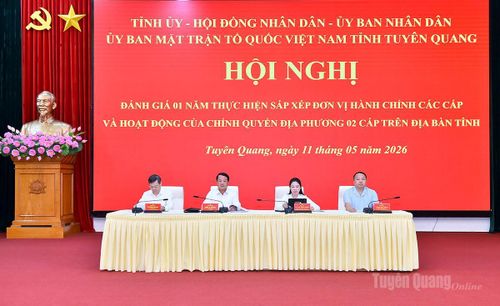 Các đồng chí Thường trực Tỉnh ủy chủ trì thảo luận tại hội nghị.