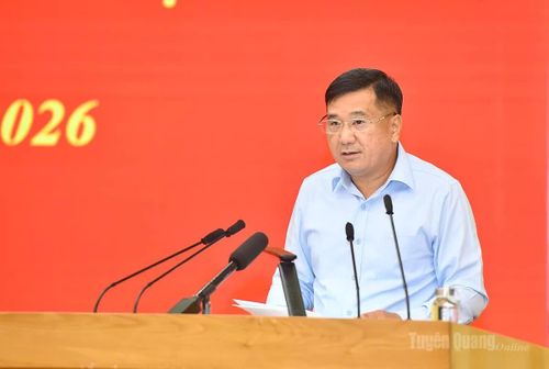 Đồng chí Phó Chủ tịch Thường trực HĐND tỉnh Hầu Minh Lợi phát biểu tham luận tại hội nghị.