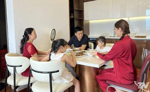Gia đình chị Phạm Thị Phương bên mâm cơm chiều trong căn nhà ở xã hội tại Khu dân cư Đại Thắng.