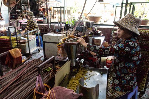 Giữa những đổi thay không ngừng của thị trường, người làng nhang Lê Minh Xuân vẫn lặng lẽ bám nghề. Tình yêu và sự gắn bó với từng nén nhang đã níu giữ nơi này qua năm tháng, để làng nghề không bị cuốn trôi giữa dòng chảy thời gian