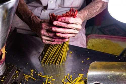 Sắc đỏ từ chân tăm nhang nhuộm lên đôi tay người thợ, thành dấu ấn của nghề theo năm tháng