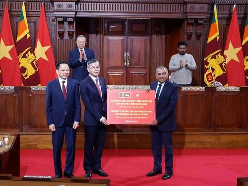 Đồng chí Ngô Văn Tuấn, Ủy viên Ban Chấp hành Trung ương Đảng, Bộ trưởng Bộ Tài chính và đồng chí Nguyễn Hữu Tú, Tổng Giám đốc Vinachem trao tặng tượng trưng 100 tấn phân bón tới lãnh đạo Bộ Nông nghiệp, Chăn nuôi, Đất đai và Thủy lợi Sri Lanka