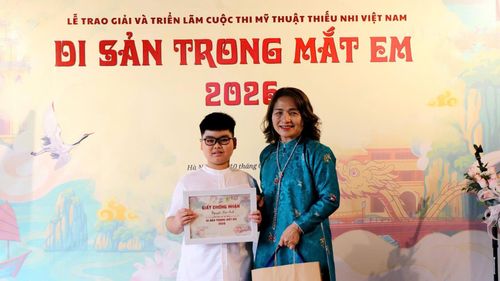 Trao Chứng nhận "Sứ giả di sản". Ảnh: Vm