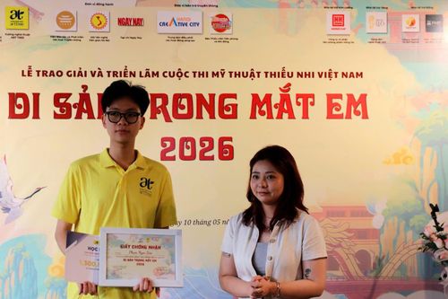 Trao giải "Nhà sáng tạo Hồng Hà". Ảnh: VM