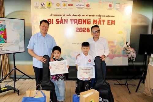 Trao giải Vàng và giải Kim cương cho các thí sinh xuất sắc. Ảnh: VM