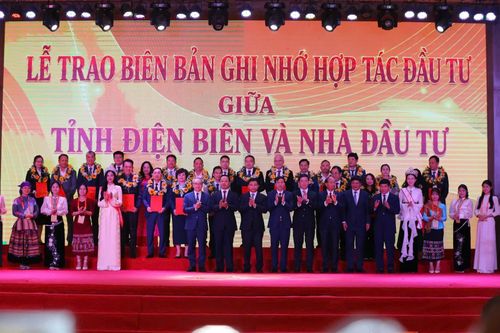 Tỉnh Điện Biên trao 12 quyết định chấp thuận chủ trương đầu tư, giấy chứng nhận đăng ký đầu tư. Ảnh: Thúy Hồng