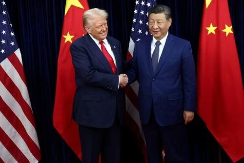 Tổng thống Mỹ Donald Trump bắt tay Chủ tịch nước Trung Quốc Tập Cận Bình tại Busan (Hàn Quốc) ngày 30/10/2025. Ảnh: Reuters