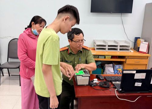 Trung tá Dương Hiển Tuấn An làm thủ tục cấp căn cước cho học sinh.