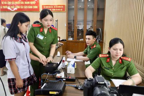Sự ân cần, hướng dẫn tận tình của các CBCS Công an xã Bình Chánh giúp các em học sinh lần đầu đi làm căn cước thoải mái hoàn tất thủ tục.