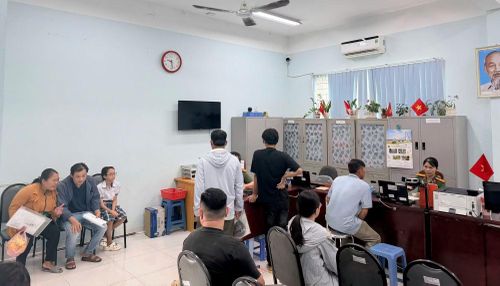 Trong trụ sở làm việc của Công an xã Tân Nhựt có rất đông phụ huynh và các cháu đến làm căn cước.