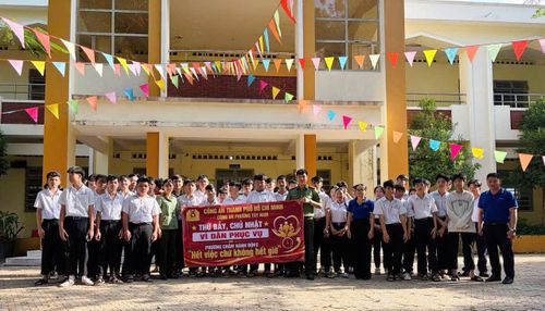 Công an phường Tây Nam phối hợp cùng Trường THPT Thanh Tuyền kích hoạt định danh điện tử cho hàng trăm học sinh ngay tại trường.