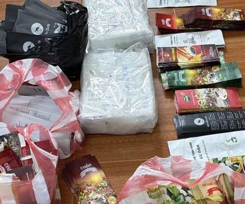 Lực lượng Công an thu giữ gần 6 tạ bột màu nâu nghi là cà phê giả, cùng hàng nghìn bao bì mang nhiều nhãn hiệu cà phê khác nhau.