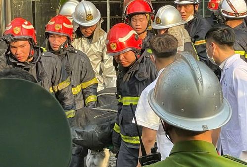  Thi thể nạn nhân được Cảnh sát PCCC và CNCH đưa ra ngoài.