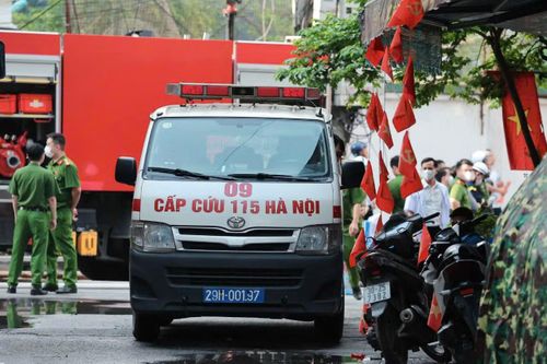  Sau đó được chuyển lên xe cấp cứu 115 Hà Nội đưa đến bệnh viện.