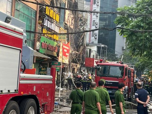 Lực lượng Cảnh sát PCCC và CNCH đã khống chế được đám cháy, tiếp cận nạn nhân.