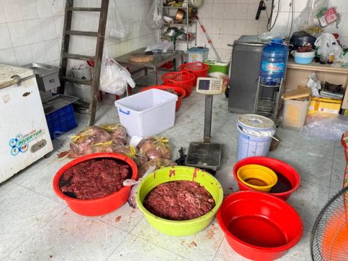 Thịt đùi heo nái và thịt bò đông lạnh được các đối tượng ngâm với hóa chất Sodium Metabisulphite để thành thịt bò (giả).