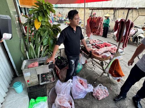  Nguyễn Văn Thái tại cửa hàng bán thịt bò giả.