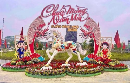 Linh vật ngựa tết Bính Ngọ được trưng bày đẹp mắt ở xã Đại Đồng, Nghệ An trước lúc bị cháy. Ảnh: HQ
