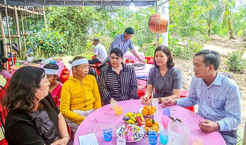 Phó Chủ tịch Ủy ban MTTQ Việt Nam tỉnh Cà Mau Nguyễn Văn Khởi (bìa phải) bày tỏ sự cảm thông sâu sắc trước nỗi đau, mất mát lớn của gia đình.
