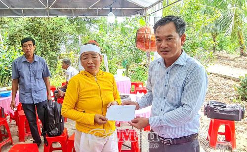 Phó Chủ tịch Ủy ban MTTQ Việt Nam tỉnh Cà Mau Nguyễn Văn Khởi trao hỗ trợ bà Võ Thị Ly (vợ ông Bùi Văn Thanh) một phần chi phí để lo hậu sự, đồng thời động viên gia đình sớm vượt qua đau thương, ổn định lại cuộc sống.