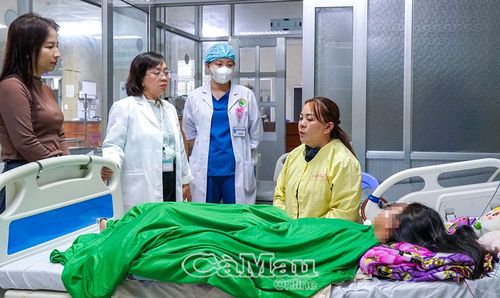 Chị N.T.D., mẹ bệnh nhi T.S.T. chia sẻ tình trạng sức khỏe của bé khi đưa vào cấp cứu.