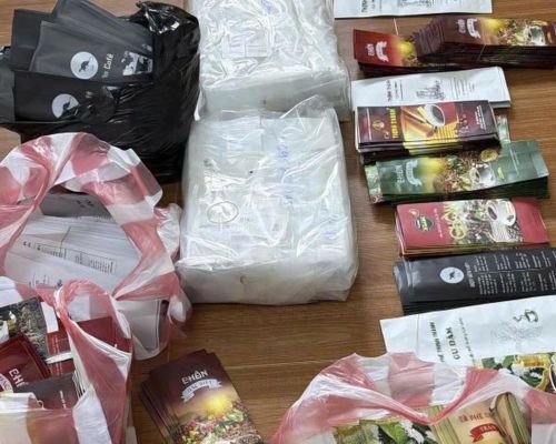 Lực lượng Công an tiến hành khám xét nơi ở của Nguyễn Xuân Thành thu giữ nhiều cà phê giả. (Ảnh: CACC)