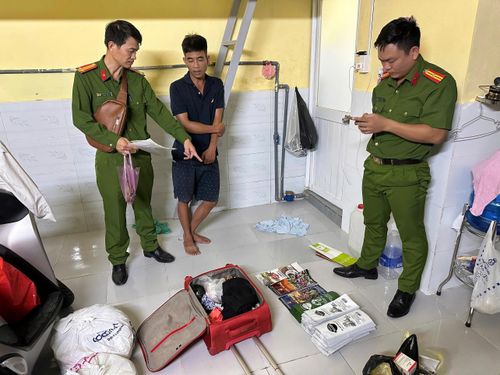 Lực lượng công an thu giữ gần 6 tạ bột màu nâu nghi là cà phê giả, cùng hàng nghìn bao bì mang nhiều nhãn hiệu cà phê khác nhau. (Ảnh: CACC)