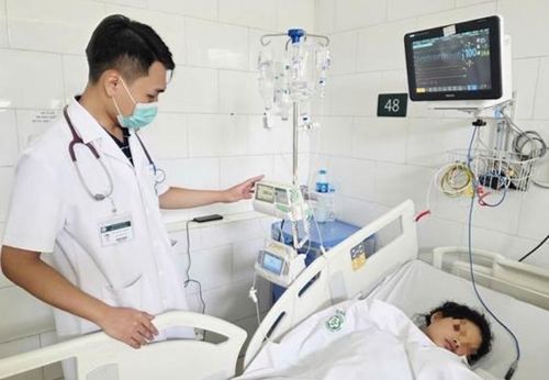 Một trong những nạn nhân nặng vụ ngộ độc nấm.