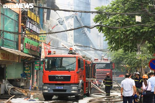 Sau khi dập lửa, lực lượng cảnh sát phòng cháy chữa cháy và cứu nạn cứu hộ tiếp tục triển khai phun nước làm mát hiện trường, đồng thời phá dỡ một số cấu kiện bị đổ sập để phục vụ công tác tìm kiếm.