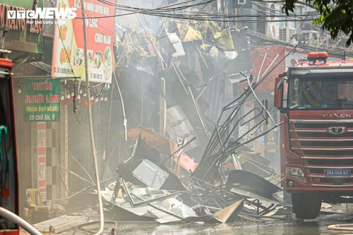 Một số hạng mục bên trong bị hư hỏng nặng sau nhiều giờ cháy âm ỉ.