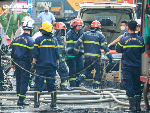 Đến khoảng 17h cùng ngày, một thi thể được lực lượng chức năng đưa ra khỏi hiện trường vụ cháy.