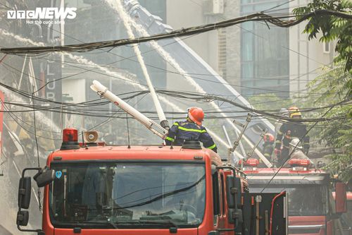 Cảnh sát liên tục phun nước làm mát hiện trường, kiểm tra các khu vực còn khói âm ỉ và triển khai các biện pháp nghiệp vụ nhằm ngăn nguy cơ lửa bùng phát trở lại.