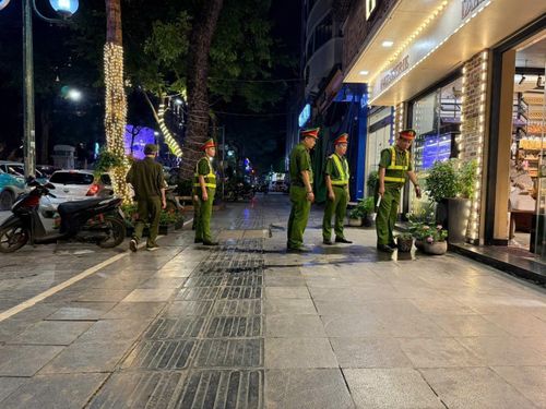 Công an phường Cửa Nam duy trì lực lượng kiểm tra, xử lý vi phạm hằng ngày trên tuyến phố Trần Hưng Đạo. Ảnh: Cấn Hằng