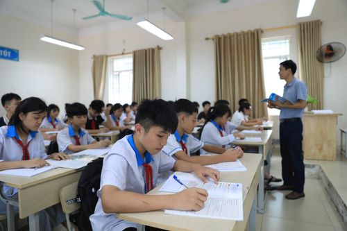 Học sinh lớp 9 Trường Trung học cơ sở Tự Lập, xã Tiến Thắng, ôn tập chuẩn bị cho kỳ thi vào lớp 10 trung học phổ thông năm học 2026-2027. Ảnh: Phạm Hùng