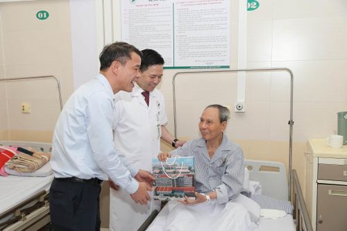 Bệnh nhân cao tuổi điều trị tại Bệnh viện Đa khoa Đức Giang, Hà Nội luôn được quan tâm, chăm sóc tận tình. Ảnh: Khuê Minh