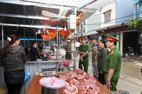 Công an xã Phúc Sơn kiểm tra, nhắc nhở hộ kinh doanh tại chợ dân sinh thực hiện biện pháp bảo đảm an toàn, vệ sinh thực phẩm, phòng chống chập điện dẫn đến cháy nổ. Ảnh: Kim Nhuệ