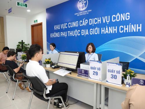 Người dân làm thủ tục hành chính tại Trung tâm Phục vụ hành chính công số 1 thành phố Hà Nội. Ảnh: Thanh Hải