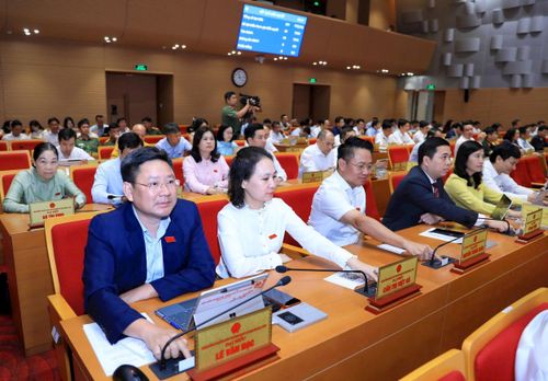 Đại biểu HĐND thành phố Hà Nội biểu quyết thông qua nội dung tại kỳ họp. Ảnh: Quang Thái