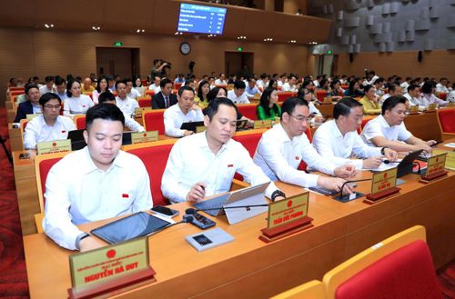 Đại biểu bấm nút thông qua nội dung nghị quyết tại kỳ họp. Ảnh: Thành Thái