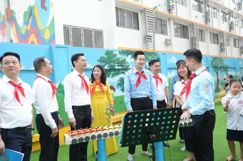 Các đại biểu tham quan mô hình "Sân chơi thiếu nhi". Ảnh: PV