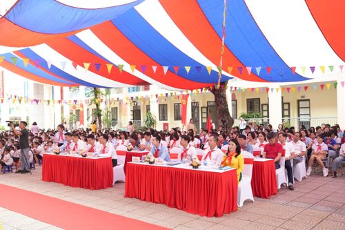 Đồng chí Đào Đức Việt – Phó Bí thư Thành Đoàn, Chủ nhiệm Ủy ban Kiểm tra Thành đoàn, Chủ tịch Hội đồng Đội thành phố Hà Nội cùng các đại biểu tham dự. Ảnh: PV